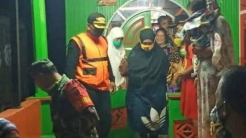 Penyanyi jebolan Liga Dangdut Indonesia (LIDA), Selfiani Yamma saat dijemput di kediamannya, Rabu (20/5/2020).