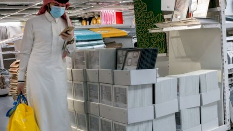Salah seorang pengunjung toko di Riyadh.