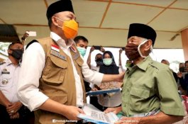 Serahkan BLT, Bupati Bantaeng Kembali Ingatkan Warga Agar Patuhi Protokol Kesehatan