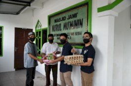 Diantar Langsung, Tim Promosi MABA Fakultas Farmasi UMI Beri Bantuan kepada Penjaga Rumah Allah