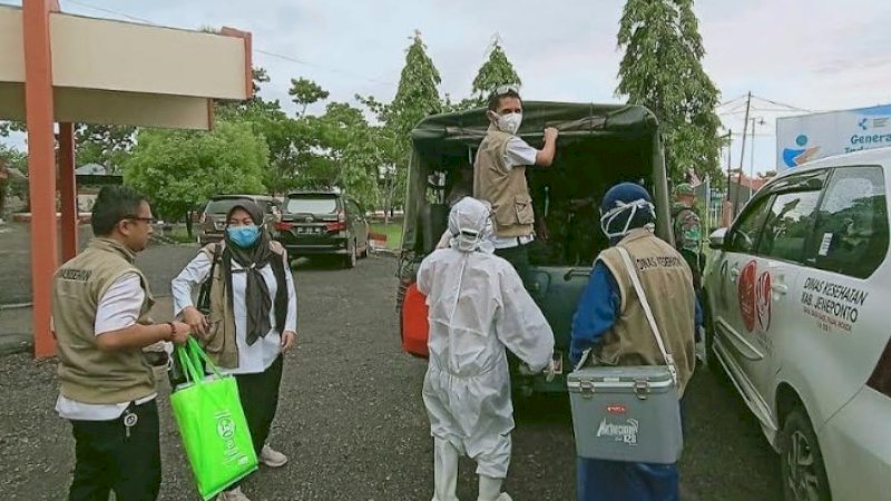 Tim TGC Dinas Kesehatan Jeneponto bersiap menjemput dua pasien yang sembuh di RS Labuang Baji, Makassar.