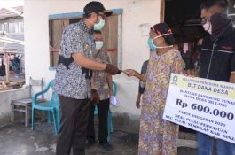 Prihatin Harga Rumput Laut Anjlok, Bupati Sinjai Serahkan Langsung BLT-DD di Pulau Sembilan