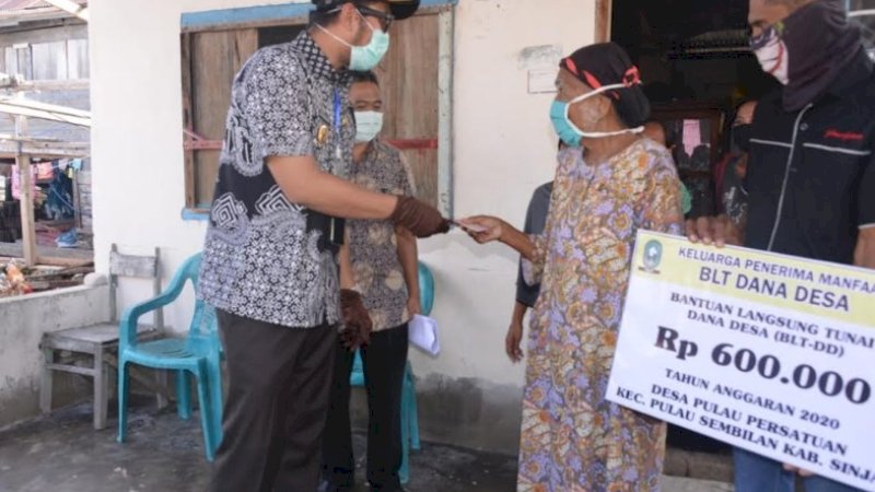 Prihatin Harga Rumput Laut Anjlok, Bupati Sinjai Serahkan Langsung BLT-DD di Pulau Sembilan
