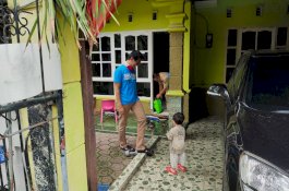 Ketuk Pintu Tetangga, Kader Gelora Makassar Bagi-bagi Sembako Jelang Idulfitri