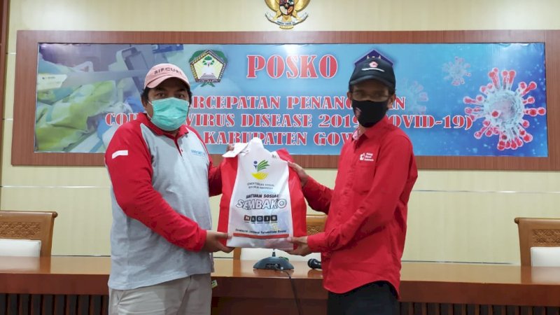 Penyandang Disabilitas fisik di Kabupaten Gowa menerima bantuan paket sembako dari Balai Rehabilitasi Sosial Penyandang Disabilitas Fisik (BRSPDF) Wirajaya Makassar, Kamis (21/5).