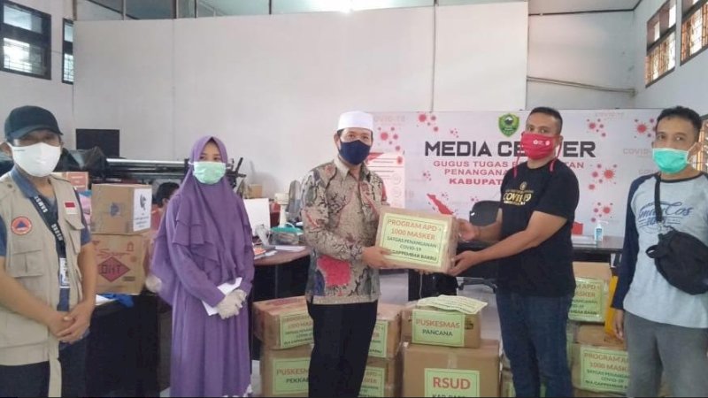 Satgas Tanggap Covid-19 bentukan IKA Gappembar menyerahkan bantuan perlengkapan medis berupa APD dan masker untuk penanganan wabah Covid-19.