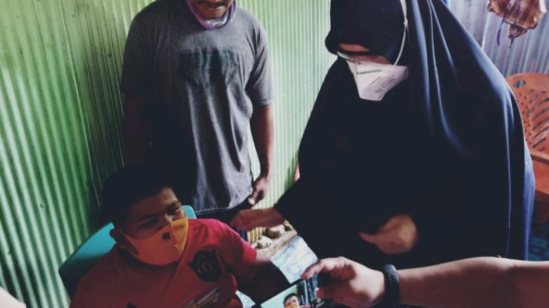 Anggota DPR RI, drg Hj Hasnah Syam MARS, ikut tergerak membantu RZ (12), bocah korban perundungan di Kecamatan Ma&rsquo;rang, Kabupaten Pangkep.
