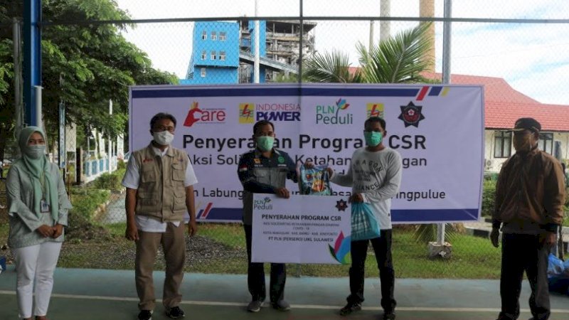 PT PLN Sulselrabar, PT Indonesia Power UJP PLTU Barru, dan KSR Poltek Ujung Pandang, menyalurkan paket sembako kepada warga di sekitar PLTU Barru.