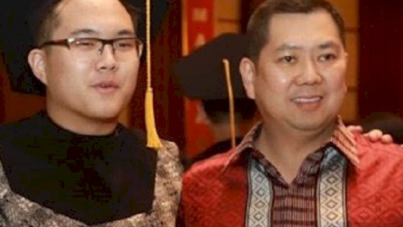 Warren Haryputra Tanoesoedibjo (kiri) bersama ayahnya.