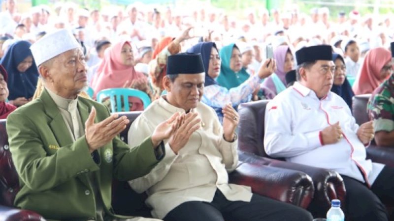 Ketua Majelis Ulama Indonesia (MUI) Kabupaten Barru, Anregurutta KH Faried Wadjedy (kiri) dalam sebuah kesempatan.
