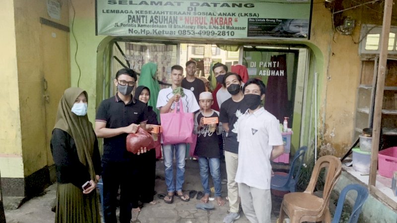 foto:Eucrasia Fakultas Kedokteran Angkatan 2018 Universitas Muslim Indonesia(UMI) Makassar melakukan aksi sosial dengan cara berbagi Paket Sembako kepada warga yang terdampak wabah Covid 19, pada hari Kamis, 21 Mei 2020.
