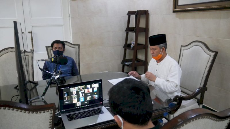 foto"PJ Wali Kota Makassar, Prof Yusran Yusuf (baju putih) bersama Kabag Humas Pemkot Makassar, Firman Pagarra, di Rujab Wali Kota, Jumat, (22/5),