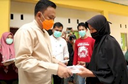 Salurkan BLT di Bonto Majannang, Bupati Bantaeng: Jangan Dipakai Beli Baju Baru