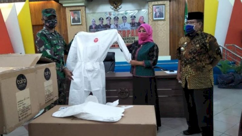 Tim Gugus Tugas Percepatan Penanganan Covid-19 Kota Parepare menerima bantuan 300 baju hazmat dari Kodim 1405 Mallusetasi.