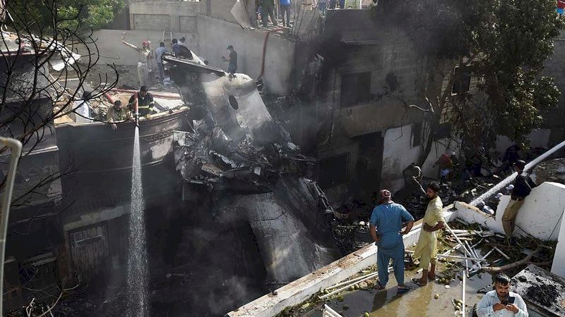 Puing-puing Pakistan International Airlines yang jatuh di Karachi, Jumat (22/5/2020).