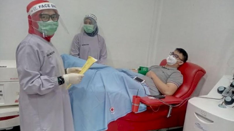 Tim Plasma Konvalesen Makassar melakukan pengambilan plasma darah atau yang dikenal dengan plasma konvalesen di Unit Tranfusi Darah (UTD) PMI, Jalan Kandea Makassar, Jumat (22/5/2020).