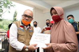Serahkan BLT-DD di Dua Desa, Wabup Bantaeng Ajak Warga Salat Idulfitri di Rumah