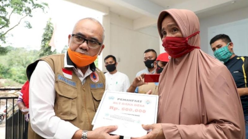 Bupati Bantaeng Ilham Azikin berbagi tugas dengan Wabup Sahabuddin membagikan Bantuan Langsung Tunai (BLT) Dana Desa (DD).