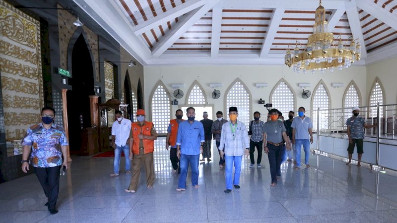 foto:Pj Wali Kota Makassar, Prof Yusran Yusuf berkeliling masjid pastikan yang akan menggelar salat Ied ikuti protokol kesehatan.