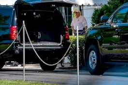 Main Golf, Donald Trump Kenakan Topi Bertuliskan 