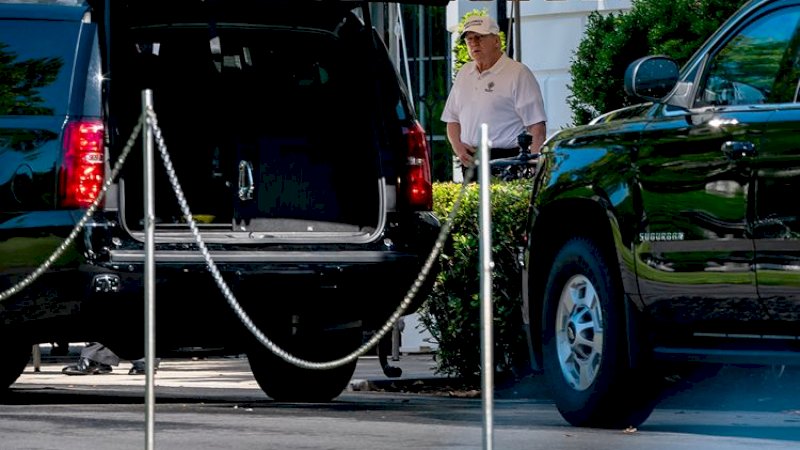 Main Golf, Donald Trump Kenakan Topi Bertuliskan "Make America Great Again"