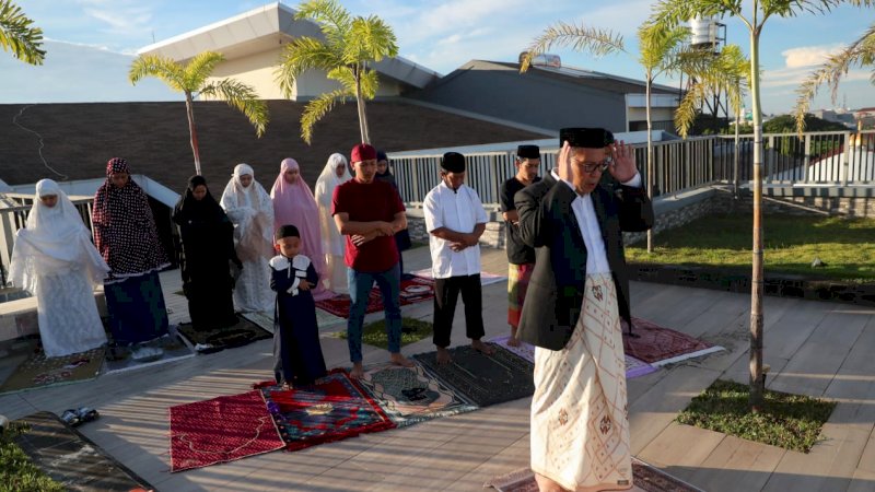 foto: Moh Ramdhan Danny Pomantolakukan salat Ied bersama keluarga  di kediamannya jl Amirullah Minggu, (24/5)