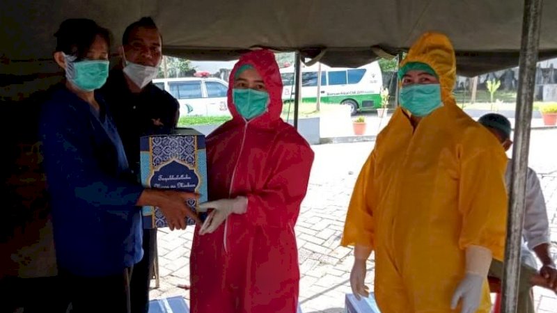 Tenaga medis sejumlah rumah sakit di Makassar dapat kejutan. Pada hari raya Idulfitri 1441 Hijriah, Minggu (24/5/2020), mereka dapat kiriman makanan khas.
