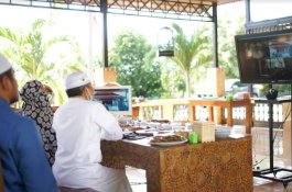 Ditemani Istri dan Buras, Taufan Pawe Silaturahmi dengan Pejabatnya Melalui Video Conference