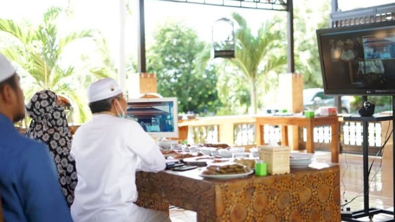 Usai salat Idulfitri, Taufan Pawe menggelar video conference atau konferensi video dengan para pejabat di Parepare, Minggu (24/5/2020).