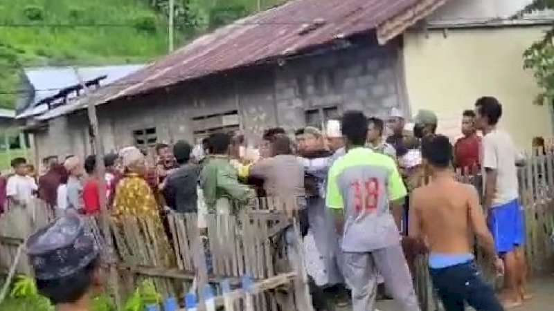 Kericuhan di Masjid Al-Nikmat, Desa Lripubogu, Kecamatan Gadung, Kabupaten Buol, Sulawesi Tengah.