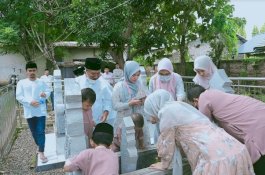 Didampingi Istri dan Anak-Cucu, Iksan Iskandar Ziarah ke Makam Mantan Bupati Jeneponto