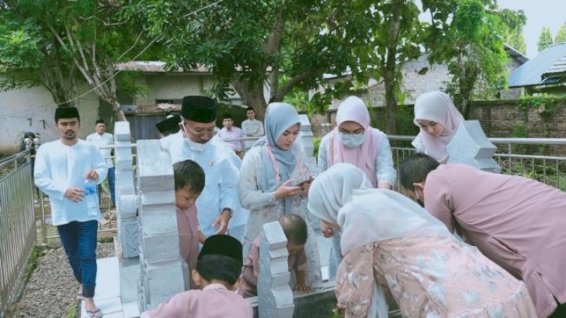 Bupati Jeneponto, Iksan Iskandar Karaeng Ninra berziarah ke makam orang tuanya.&nbsp;
