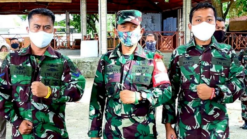 Personel dan keluarga besar Lantamal VI Makassar memakai gelang warna-warni. 