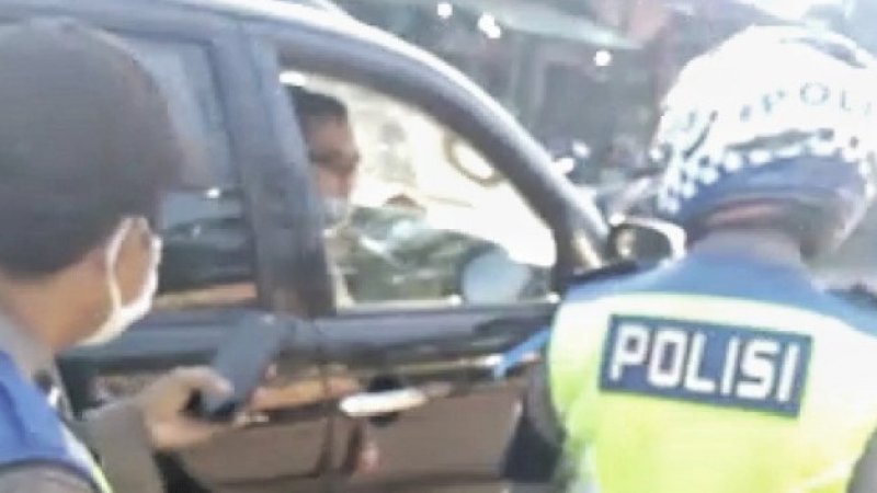 Oknum polisi yang menantang sesama polisi berkelahi. 