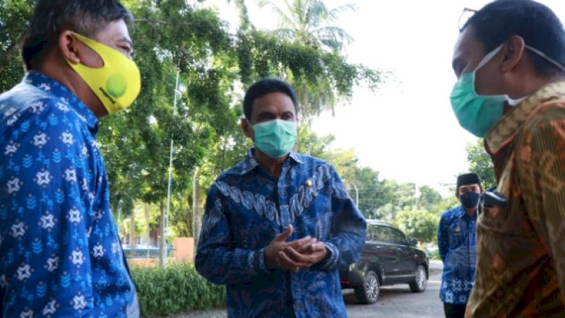 Jubir Covid-19 Barru, dr Amis Rivai (kanan) berbincang dengan Bupati Suardi Saleh dan Sekda Abustan.