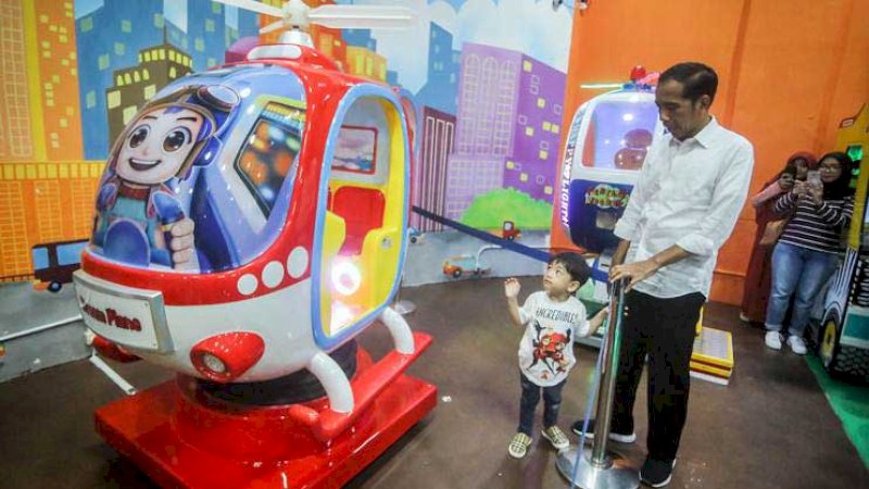 Presiden Joko Widodo beserta cucu di mal beberapa waktu lalu.
