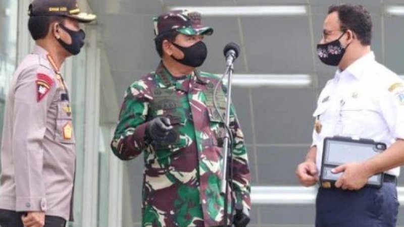 Gubernur DKI Jakarta, Anies Baswedan (kanan).