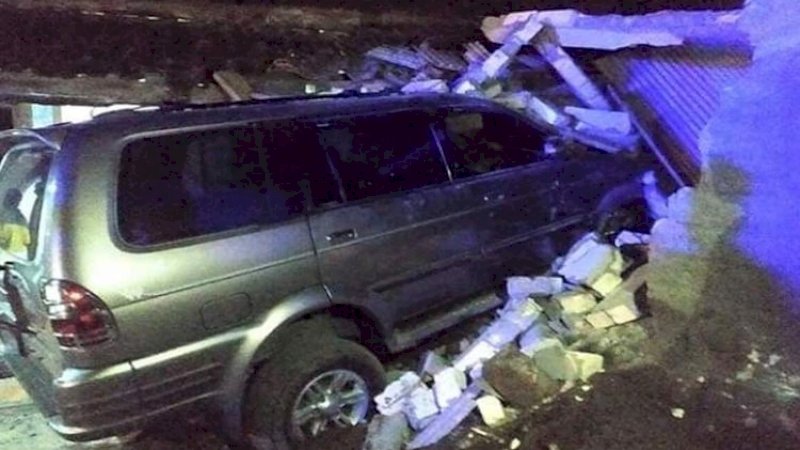 Mobil polisi yang menabrak rumah warga di Rembang.