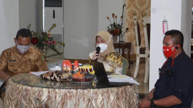 Ketua Tim Kabupaten Sehat Kabupaten Barru, drg Hj Hasnah Syam, memimpin rapat evaluasi terkait kesiapan desa/kelurahan menjadikan Barru sebagai kabupaten sehat.