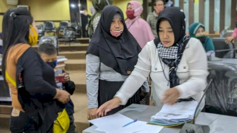 Pedagang asongan menyampaikan aspirasi di DPRD Parepare, Selasa (26/5/2020).