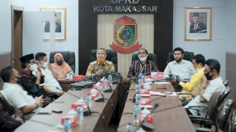 foto:PJ Wali Kota Makassar , Prof Yusran Yusuf silaturahmi di gedung DPRD Kota Makassar, Selasa (26/05/2020).