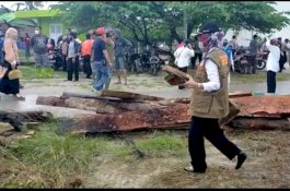 Bupati Indah Pimpin Gotong Royong Bersihkan Taman Sulikan