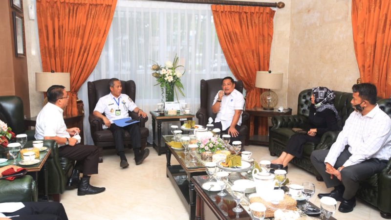 foto: jajaran direksi PDAM Kota Makassar bersilaturahim dengan Penjabat Walikota Makassar Prof Yusran Yusuf di Rumah Jabatan Walikota Makassar, Rabu (27/5/2020).