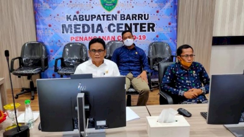 Setelah bersama-sama melakukan penanaman padi di Bulu Dua, Desa Balusu, Bupati Barru Suardi Saleh dan Wakil Bupati Nasruddin AM, bergantian mengikuti rapat koordinasi melalui video conference (vidcon) di Barru Smart Informasi Center (Basic), Rabu (27/5/2020).