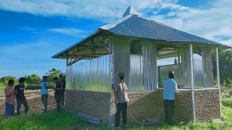 Musala di Desa Pallatikang, Kecamatan Bangkala, Jeneponto yang arah kiblatnya menghadap ke utara.