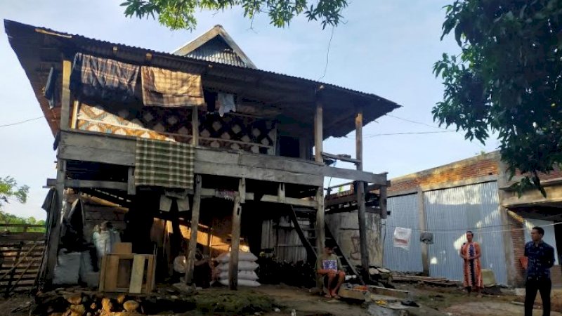 Sopian dan rumahnya di Jeneponto.
