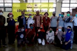 Di Makassar, Alumni Akpol 89 Serahkan Sembako ke Masyarakat Tidak Mudik