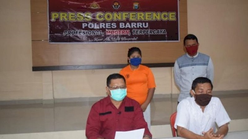 FM (belakang baru oranye), ibu rumah tangga asal Kota Makassar ditangkap tim Satuan Narkoba Polres Barru. 