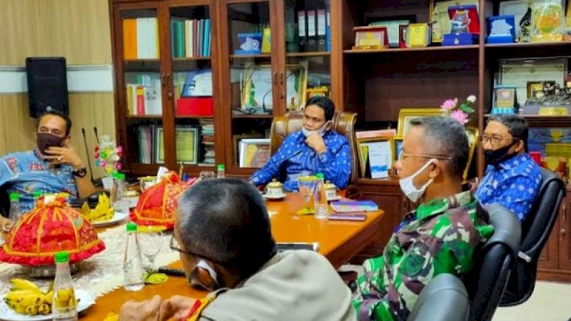 Forum Koordinasi Pimpinan Daerah (Forkopimda) Barru, menggelar rapat koordinasi di ruang kerja bupati, Kamis (28/05/2020). 