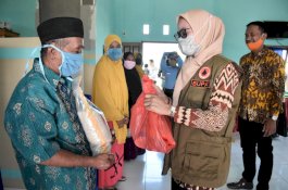 Pantau Distribusi BLT di Desa, Bupati Luwu Utara Sosialisasikan 'New Normal Life'